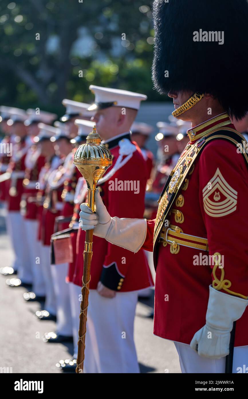 La banda marina statunitense del presidente si esibisce durante la celebrazione del 4th luglio, lunedì 4 luglio 2022, sul prato meridionale della Casa Bianca. (Foto ufficiale della Casa Bianca di Adam Schultz). Foto Stock