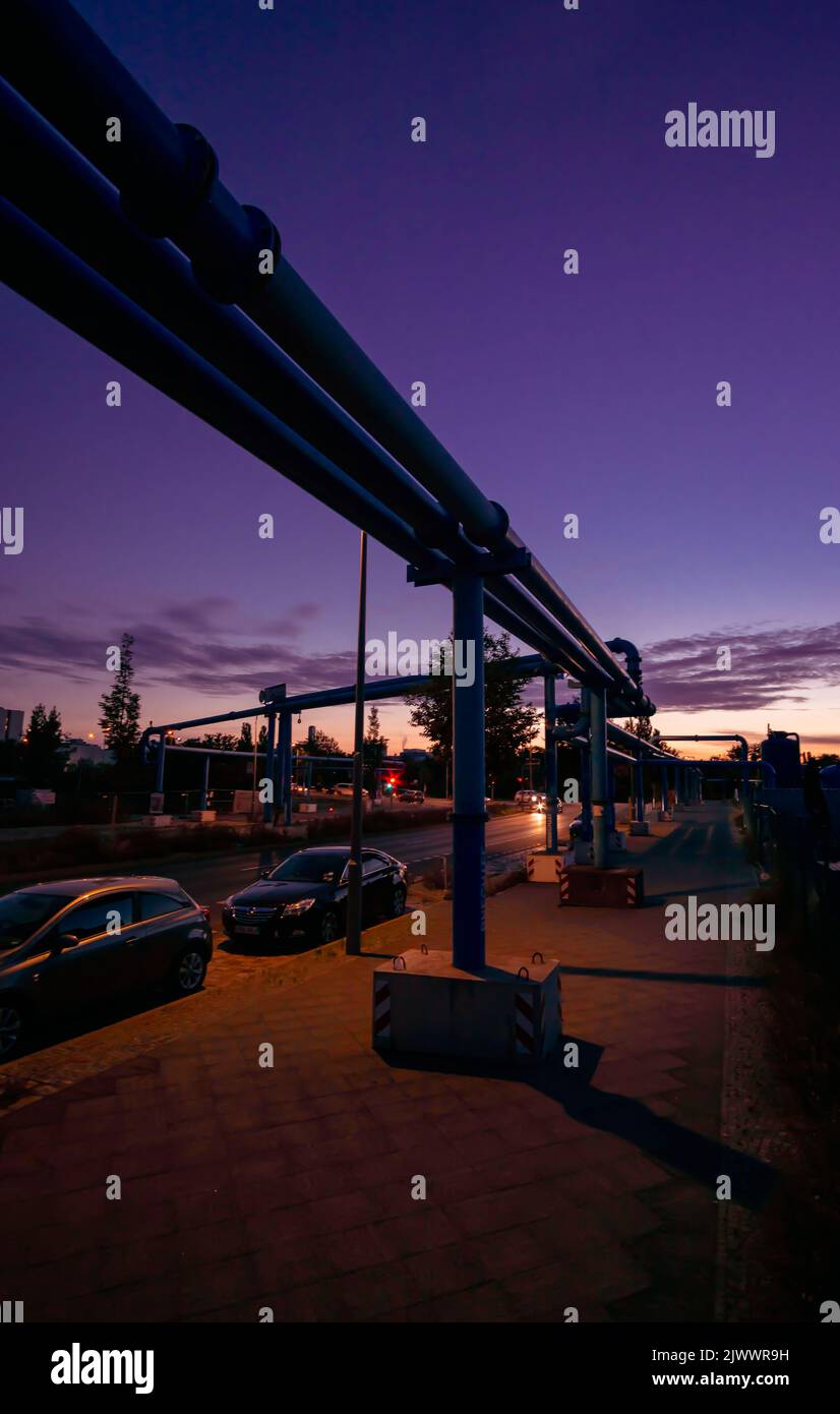 Eine nächtliche Großbaustelle a Berlino-Mitte zwischen Abenddämmerung und blauer Stunde fotografiert. Foto Stock