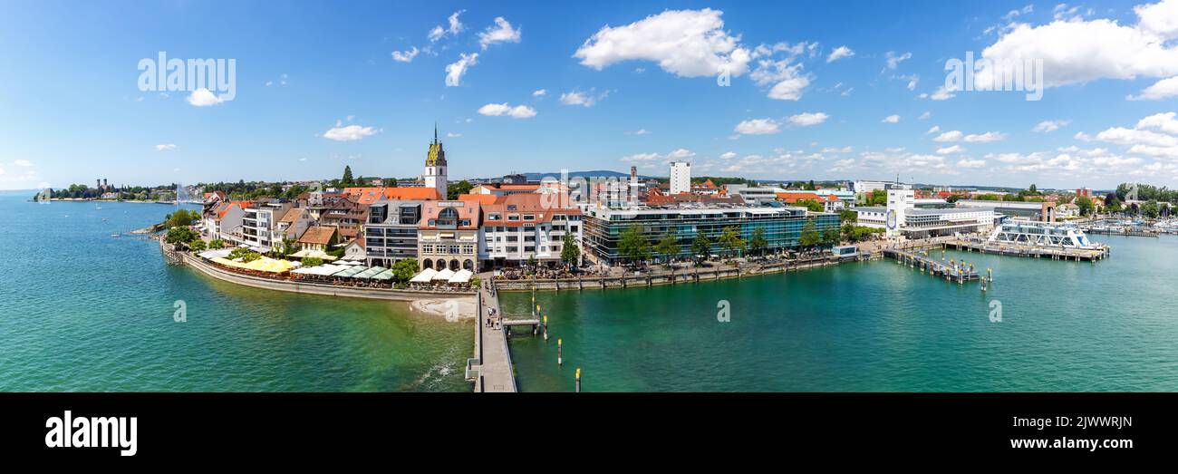 Panorama sul lungomare di Friedrichshafen con porto sul lago Costanza Bodensee viaggio dall'alto in Germania Foto Stock Panorama sul lungomare di Friedrichshafen con porto sul lago Costanza Bodensee viaggio dall'alto in Germania Foto Stock
