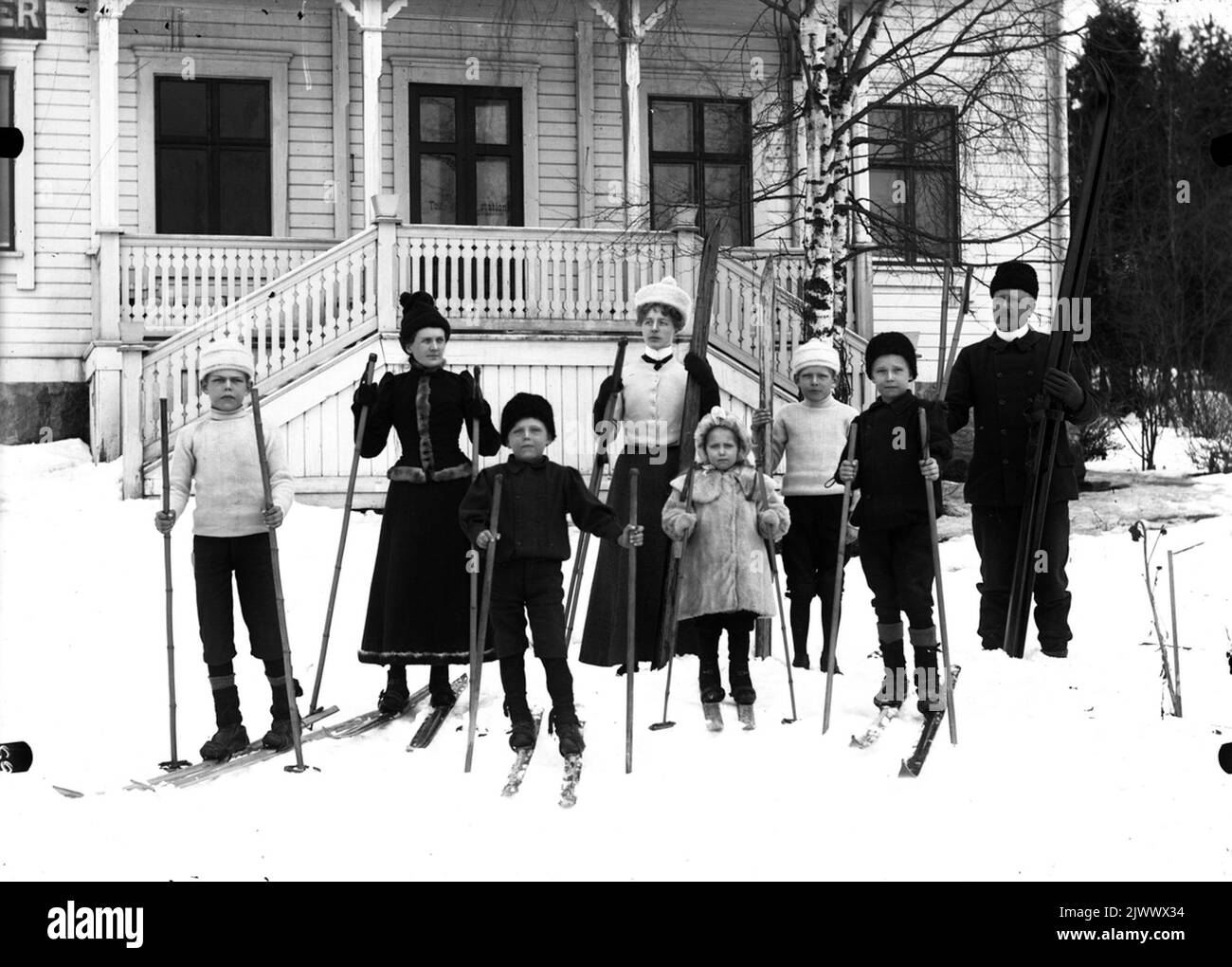 La famiglia è pronta per lo sci. Familj klar för skidtur. Foto Stock
