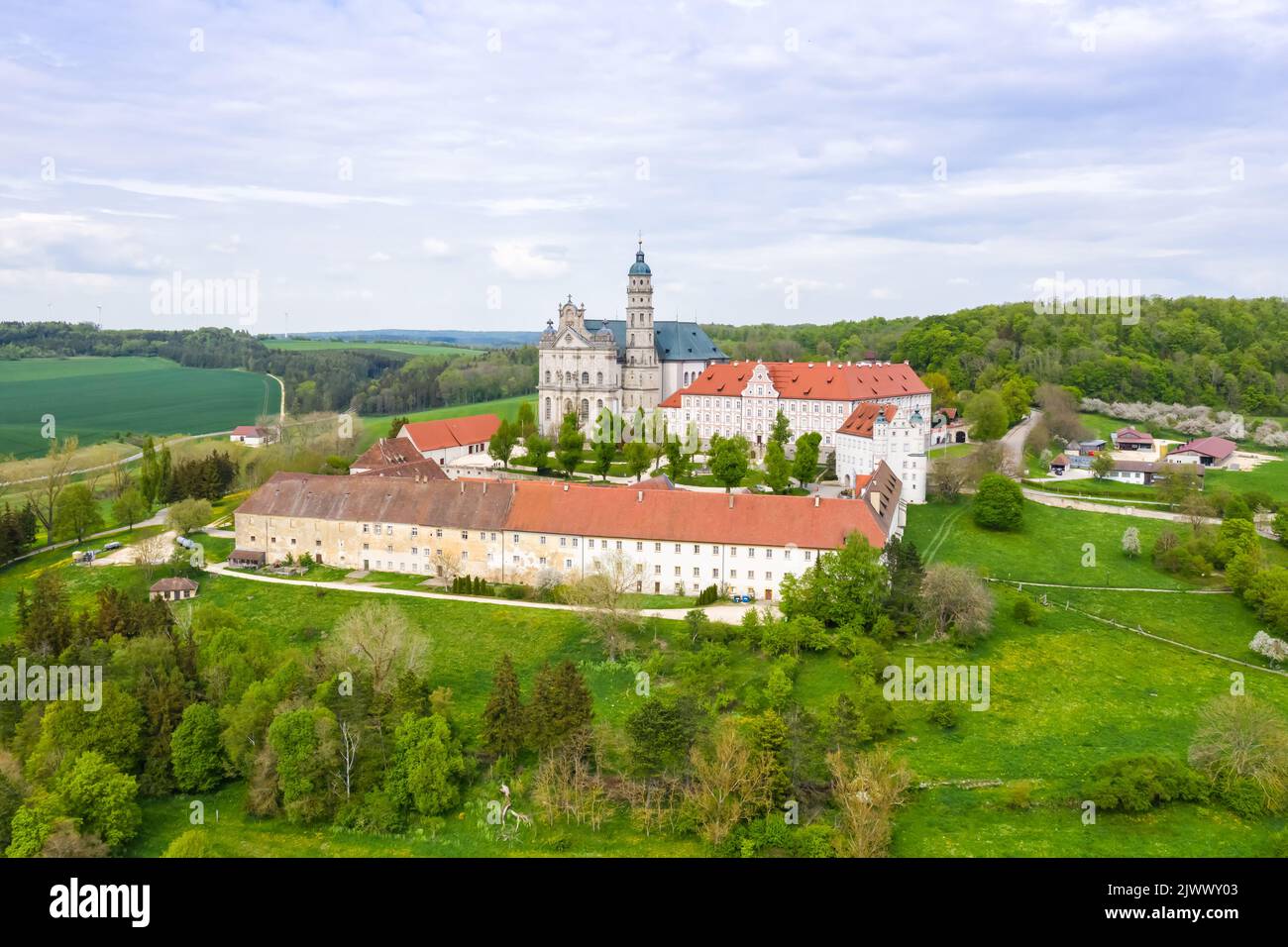 Monastero di Neresheim chiesa abbaziale barocca vista aerea dall'alto in Germania Foto Stock