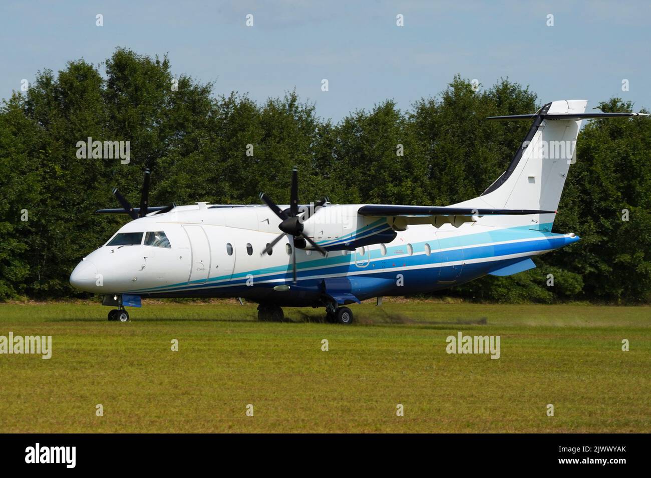 Un C-146 Wolfhound del 524th Special Operations Squadron, tocca un campo d'erba durante un esercizio di addestramento ad Asheville, North Carolina, il 17 agosto 2022. Il 524th SOS ha condotto l'atterraggio per continuare ad aumentare la capacità del Wolfhound di fornire un supporto agile per la mobilità intra-teatro per forze operative speciali in tutto il mondo. (STATI UNITI Foto Air Force di Tech. SGT. Jonathan McCallum) Foto Stock