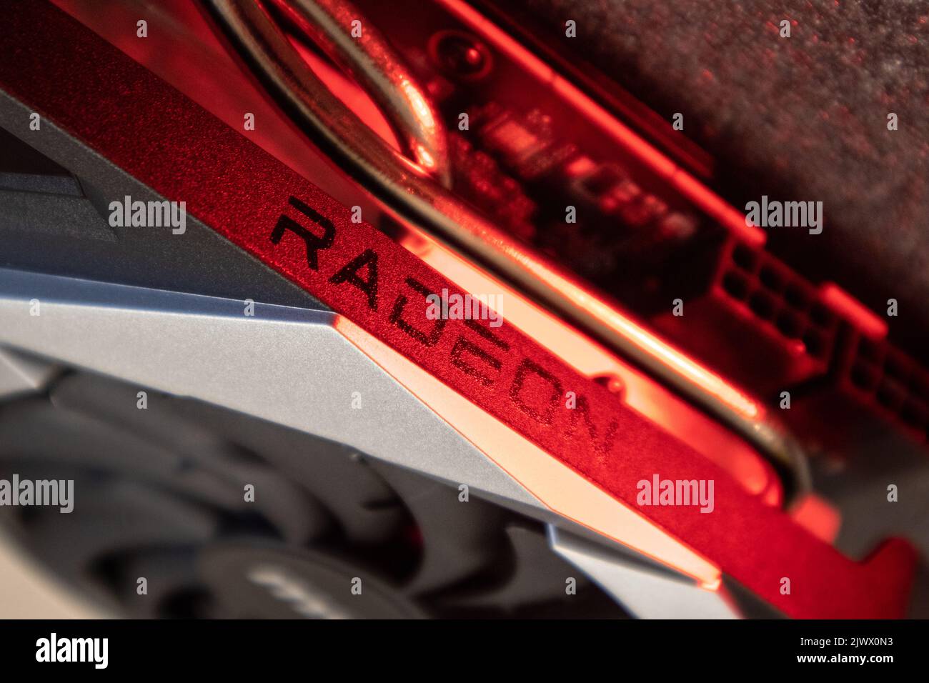 Kiev, Ucraina - 19 agosto 2022: Chipset AMD Radeon su scheda grafica MSI MECH 2X vista laterale in luce rossa, dettagli hardware del PC Foto Stock
