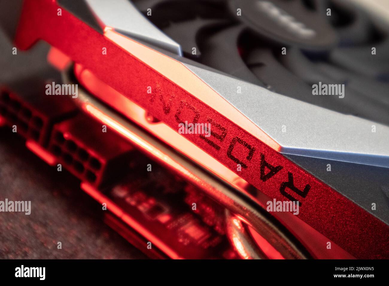 Kiev, Ucraina - 19 agosto 2022: Chipset AMD Radeon RX6700XT su scheda grafica MSI MECH 2X in luce rossa, dettagli hardware del PC primo piano con selezione fo Foto Stock