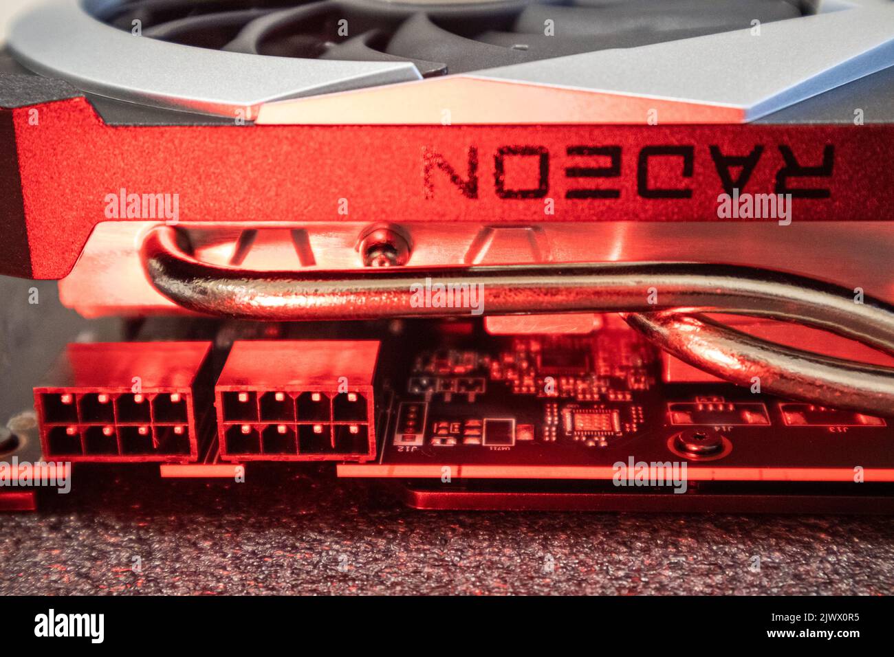 Kiev, Ucraina - 19 agosto 2022: Chipset AMD Radeon RX6700XT su scheda grafica MSI MECH 2X vista laterale in luce rossa, dettagli hardware del PC Foto Stock