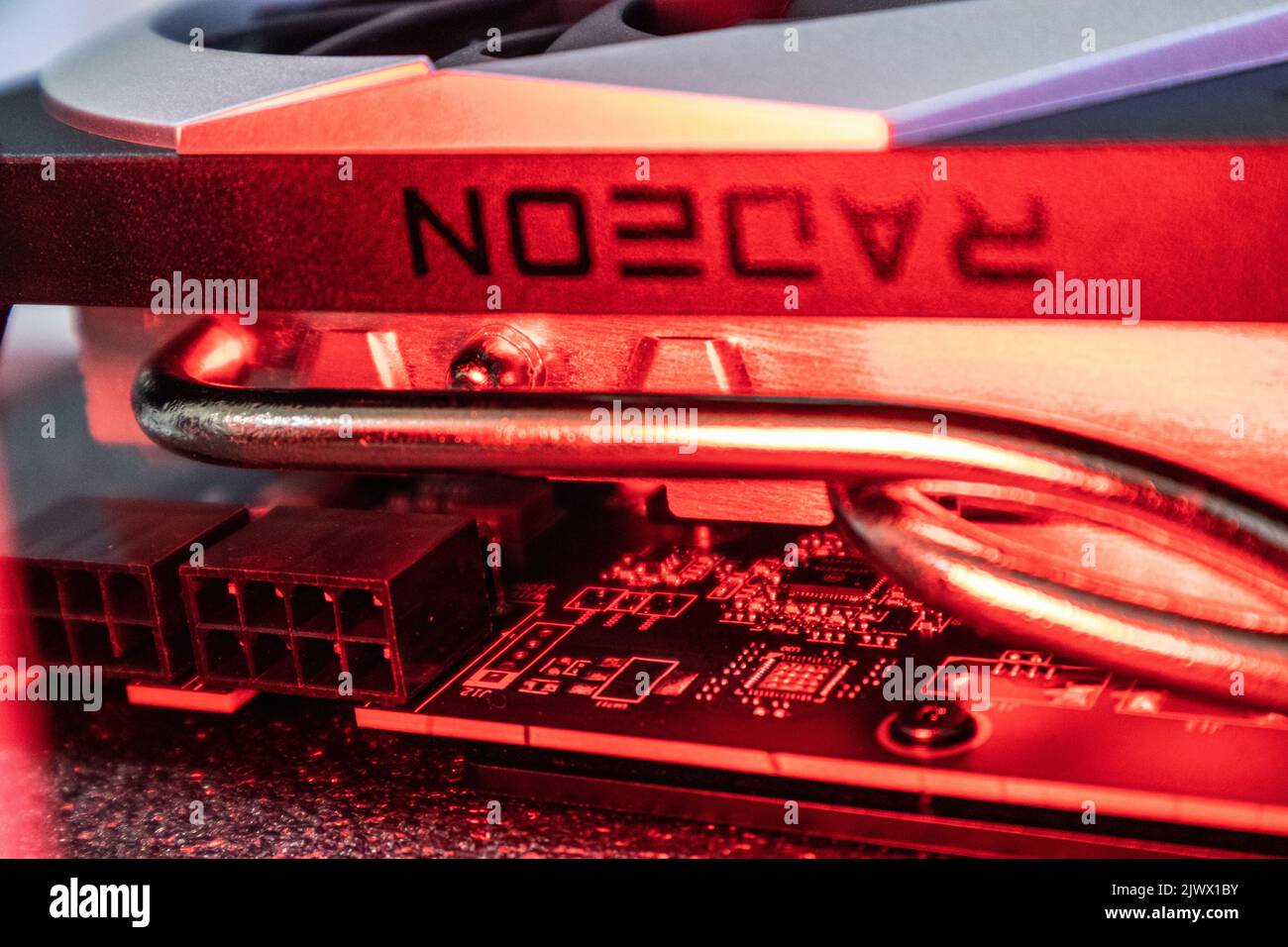 Kiev, Ucraina - 19 agosto 2022: Chipset AMD Radeon RX6700XT su scheda grafica MSI MECH 2X in luce rossa, primo piano dell'hardware del PC con focus selettivo Foto Stock