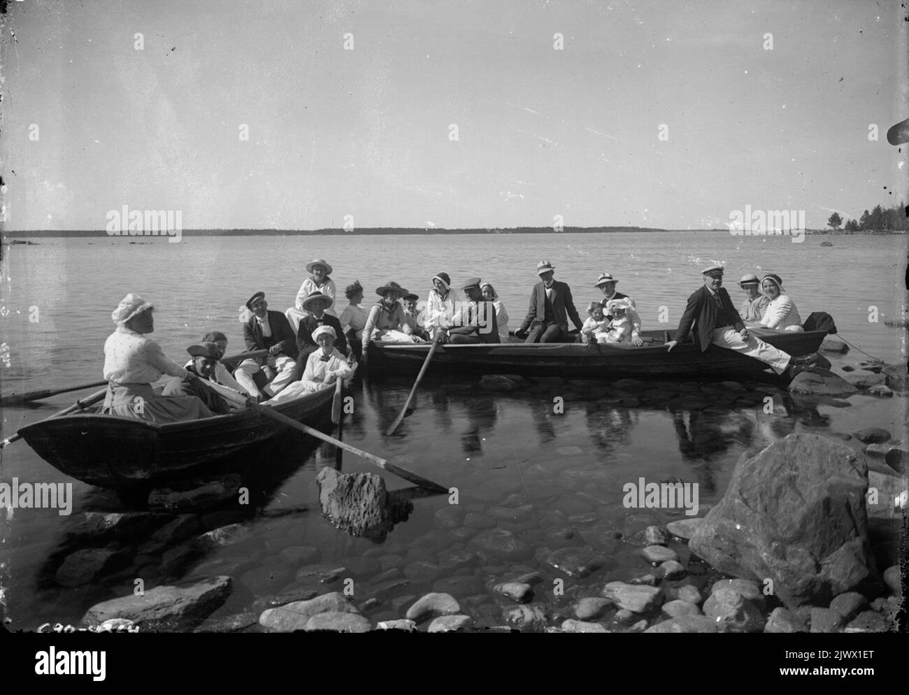 Due barche a remi con persone, probabilmente a Deadmanskär. två roddbåtar med människor, troligen vid Dödmansskär. Foto Stock