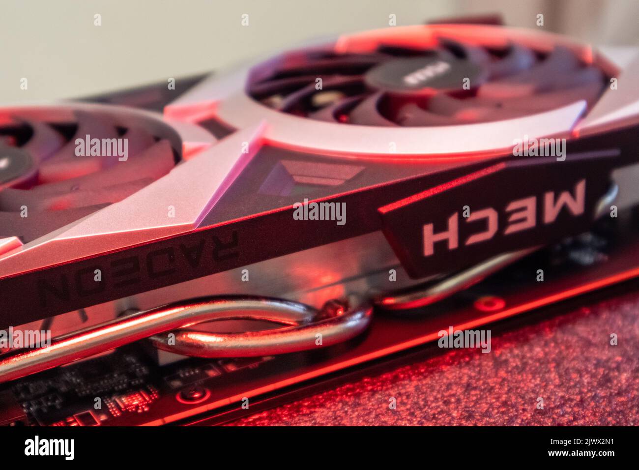 Kiev, Ucraina - 19 agosto 2022: Scheda grafica MSI MECH 2X in luce rossa, dettaglio hardware primo piano con focus selettivo Foto Stock