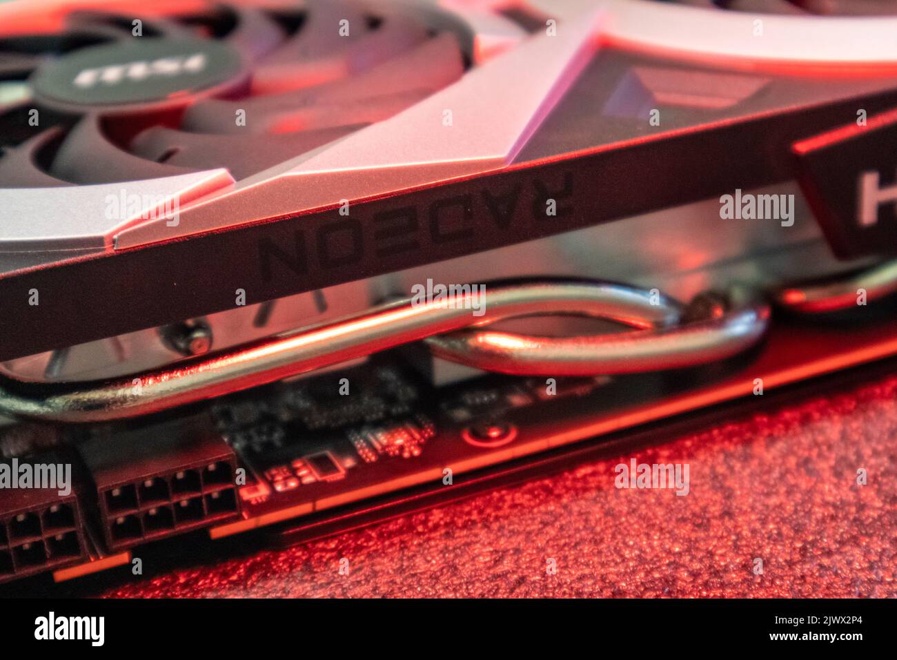 Kiev, Ucraina - 19 agosto 2022: Scheda grafica MSI MECH 2X in luce rossa, dettaglio hardware del PC primo piano con focus selettivo Foto Stock