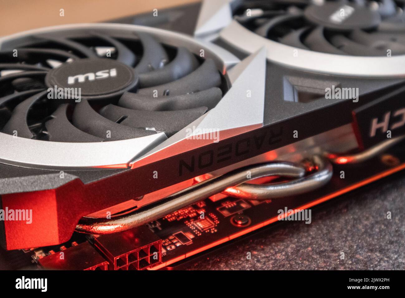 Kiev, Ucraina - 19 agosto 2022: Scheda grafica MSI MECH 2X in luce rossa, dettaglio hardware del PC primo piano con focus selettivo Foto Stock
