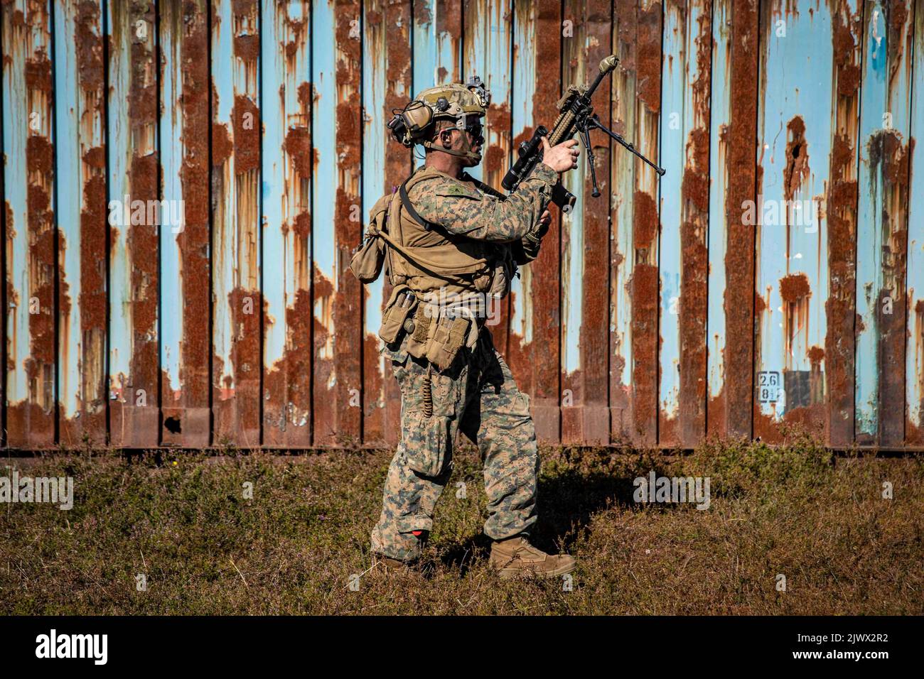 Corpo marino statunitense Lance CPL. Jesse Martin, un fucile con distaccamento di ricognizione ad armatura leggera, Battalion Landing Team 2/6, 22nd Marine Expeditionary Unit (MEU), partecipa a un esercizio di compensazione oggettiva a Ravlunda, Svezia, 31 agosto 2022. Il Kearsarge Amphibious Ready Group e 22nd MEU, sotto il comando e il controllo della Task Force 61/2, è in programma un dispiegamento nell'area operativa delle forze Navali USA in Europa, impiegata dalla U.S. Sesta flotta per difendere gli interessi degli Stati Uniti, alleati e partner. (STATI UNITI Corpo marino foto di Sgt. Armando Elizalde) Foto Stock