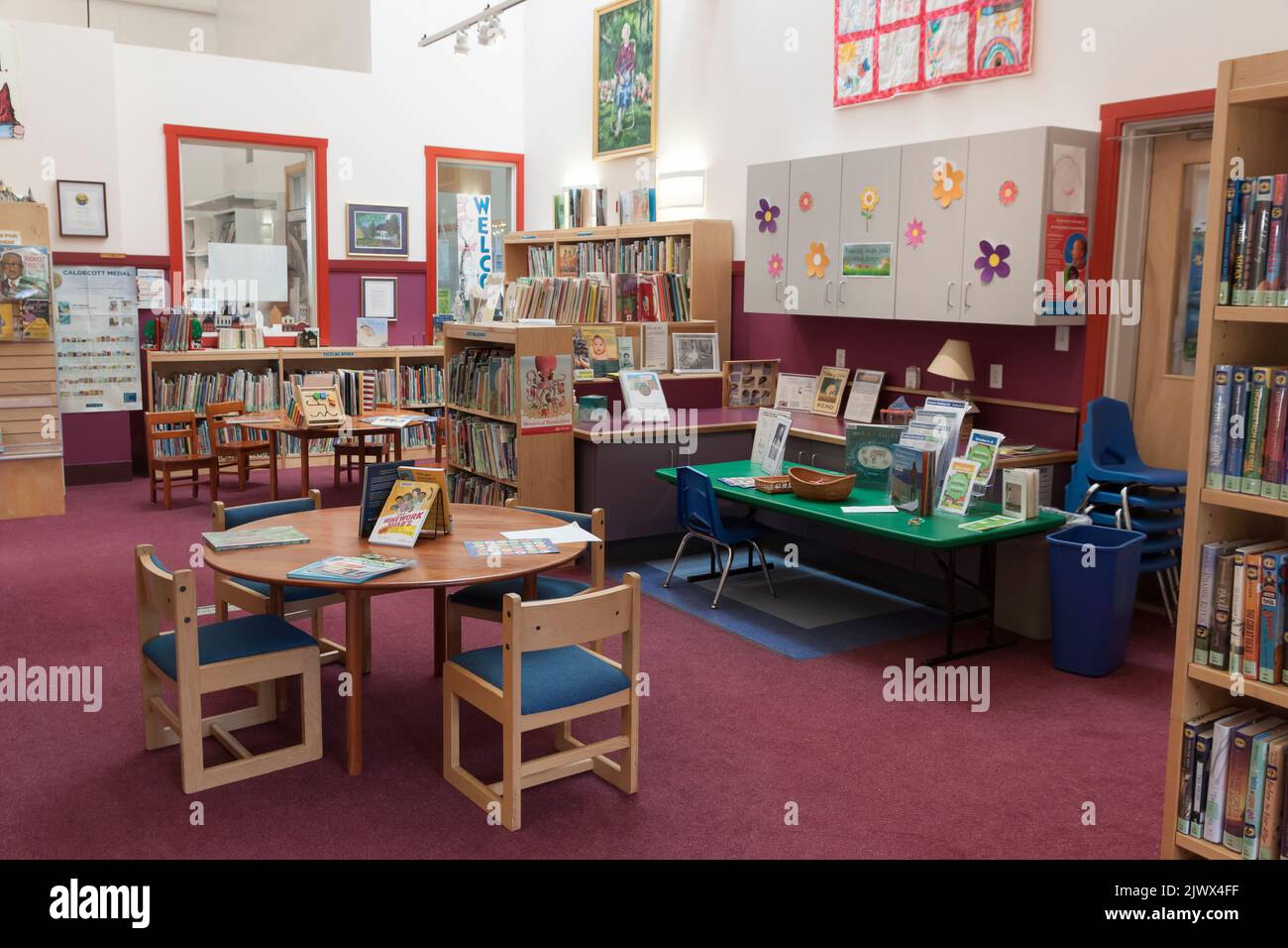 Sezione per bambini colorata e stimolante in una biblioteca pubblica. Foto Stock