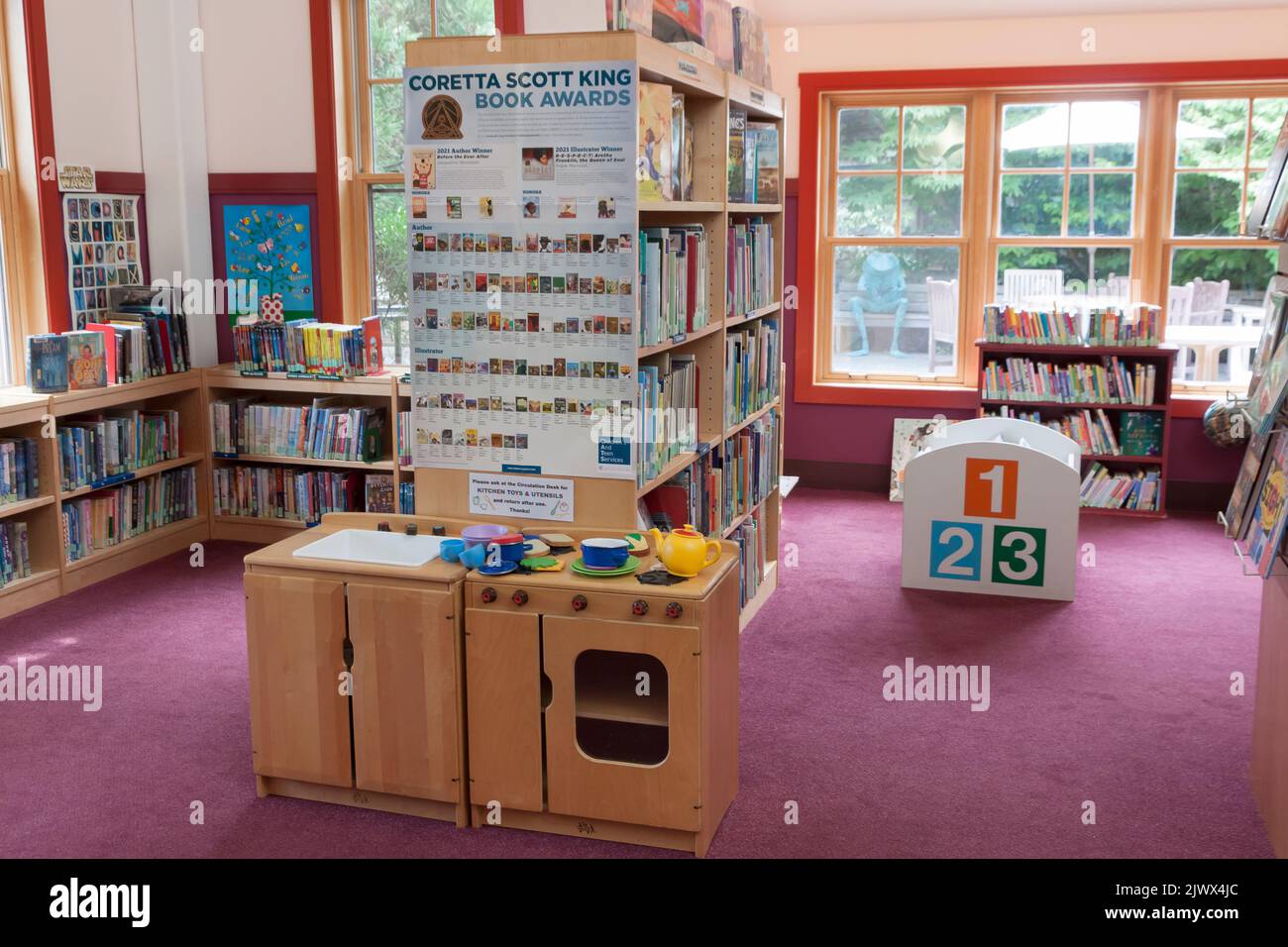 Sezione per bambini colorata e stimolante in una biblioteca pubblica. Foto Stock