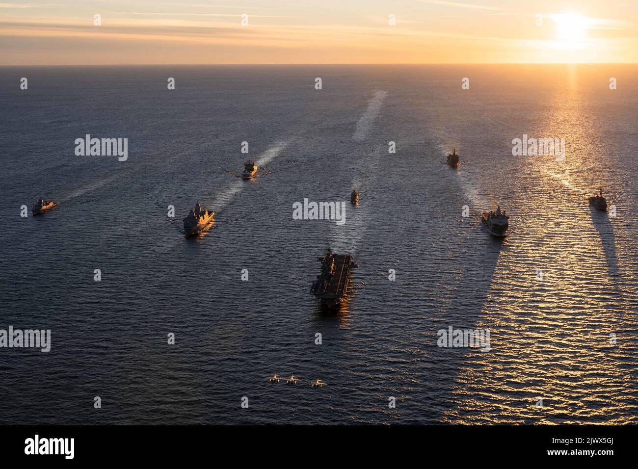 220904-N-MZ836-1348 MAR BALTICO (SETT. 4, 2022) da sinistra, la fregata norvegese di classe Fridtjof Nansen HNoMS Roald Amundsen (F331), la nave portuale anfibia USS Arlington (LPD 24), l'oliatore norvegese HNoMS Maud (A530), la nave d'assalto anfibio USS Kearsarge (LHD 3), La fregata portoghese Vasco da Gama di classe NRP Corte-Real (F332), la nave di supporto multi-missione Royal Netherlands Navy HNLMS Karel Doorman (A 833), la nave di sbarco marina statunitense Whidbey Island di classe USS Gunston Hall (LSD 44) e la Marina militare statunitense Arleigh Bur Foto Stock