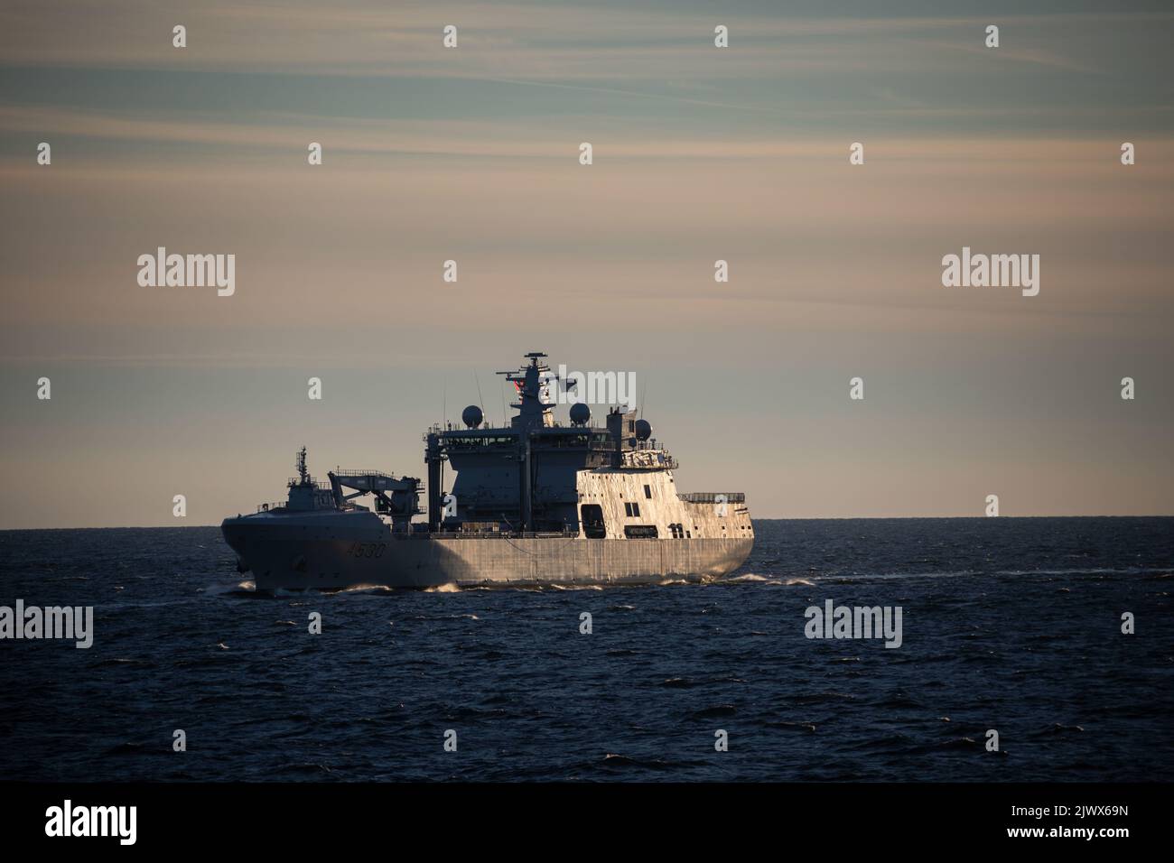 220904-N-EJ843-1067 MAR BALTICO (SETT. 4, 2022) l'oliatore norvegese HNoMS Maud (A530) transita nel Mar Baltico durante un esercizio di manovra con la nave d'assalto anfibio USS Kearsarge (LHD 3) 4 settembre 2022. Il Kearsarge Amphibious Ready Group e ha imbarcato 22nd Marine Expeditionary Unit, sotto il comando e il controllo della Task Force 61/2, è in programma un dispiegamento nell'area operativa delle forze Navali USA in Europa, impiegata dalla U.S. Sesta flotta per difendere gli interessi degli Stati Uniti, alleati e partner. (STATI UNITI Foto Navy di Mass Communication Specialist 2nd Class Jimmy Ivy Foto Stock