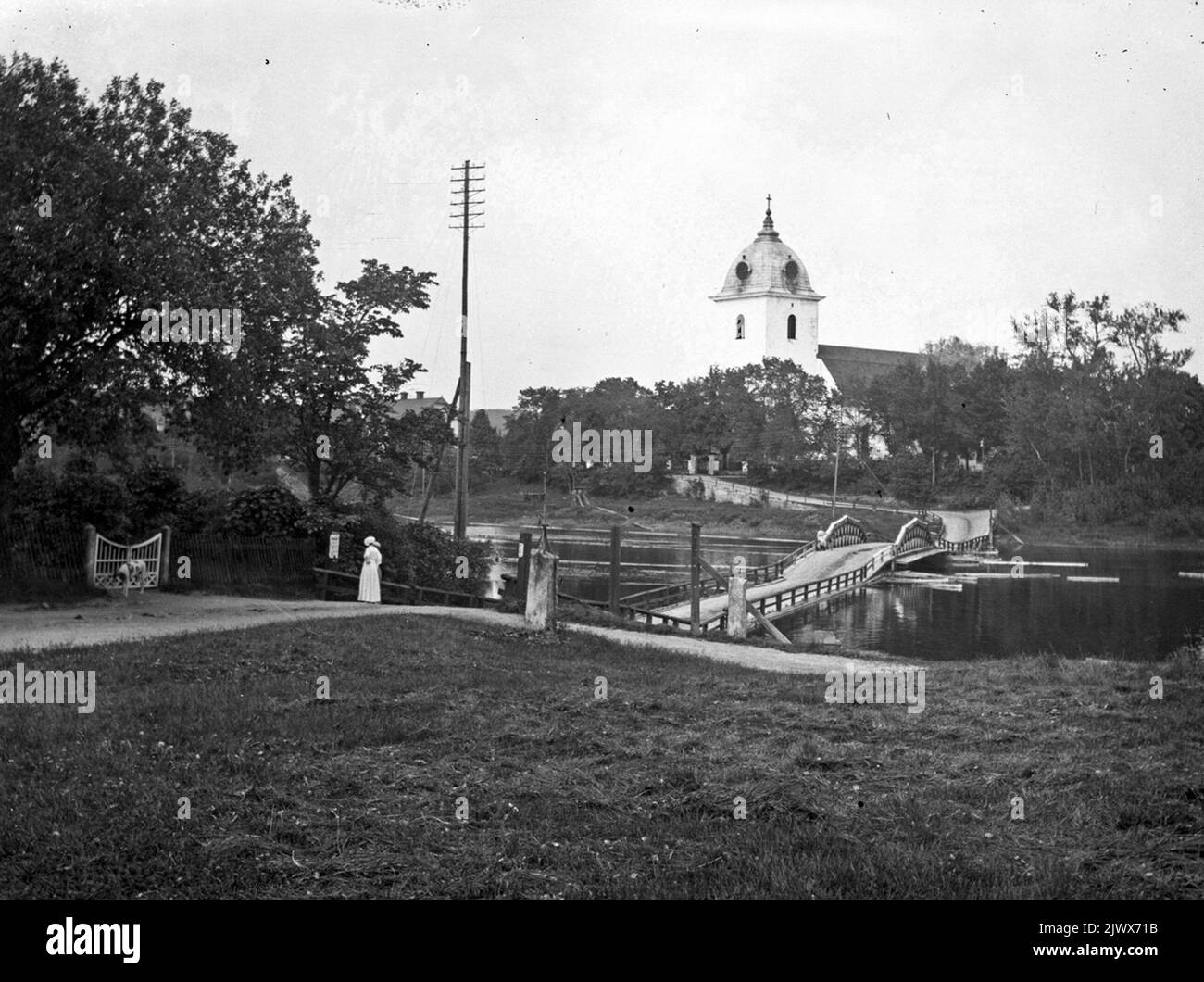 Husby. Il ponte della zattera sul Dalälven. Il ponte fu demolito nel 1929 Husby Kyrka. Flottbron över Dalälven. Bron giri 1929 Foto Stock