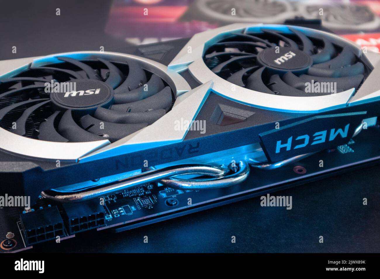 Kiev, Ucraina - 19 agosto 2022: Scheda grafica MSI MECH 2X con chipset AMD Radeon in luce blu, dettaglio hardware del PC in primo piano con focus selettivo Foto Stock