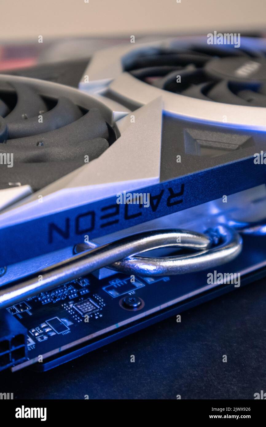 Kiev, Ucraina - 19 agosto 2022: Scheda grafica MSI MECH 2X con chipset AMD Radeon in luce blu, primo piano dei dettagli del PC con focus selettivo Foto Stock