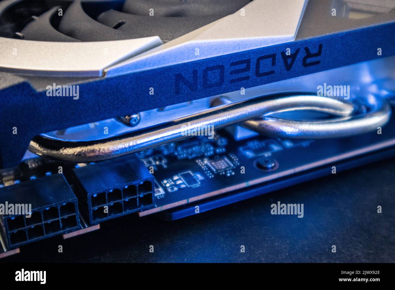 Kiev, Ucraina - 19 agosto 2022: Chipset AMD Radeon RX6700XT su scheda grafica MSI MECH 2X in luce blu, dettaglio hardware del PC primo piano con selezione f Foto Stock