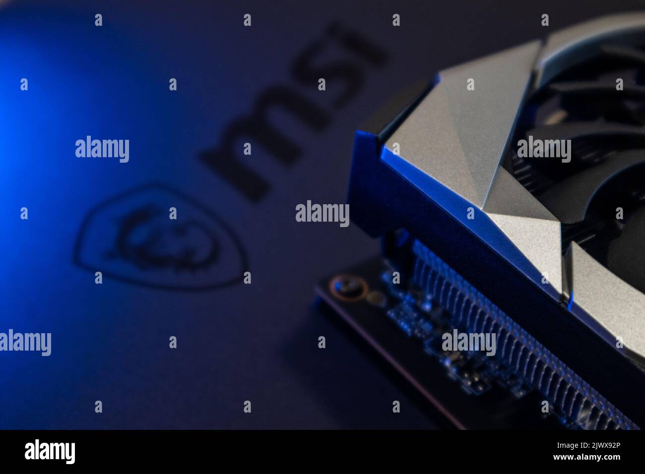 Kiev, Ucraina - 19 agosto 2022: Logo MSI e dettagli di progettazione della scheda grafica in luce blu, primo piano dell'hardware del PC con focus selettivo Foto Stock