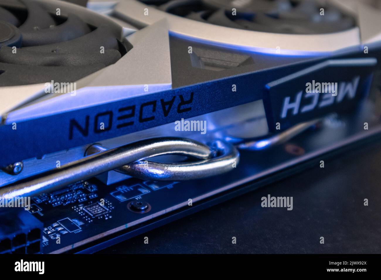 Kiev, Ucraina - 19 agosto 2022: Chipset AMD Radeon RX6700XT su scheda grafica MSI MECH 2X in luce blu, primo piano dell'hardware del PC con messa a fuoco selettiva Foto Stock