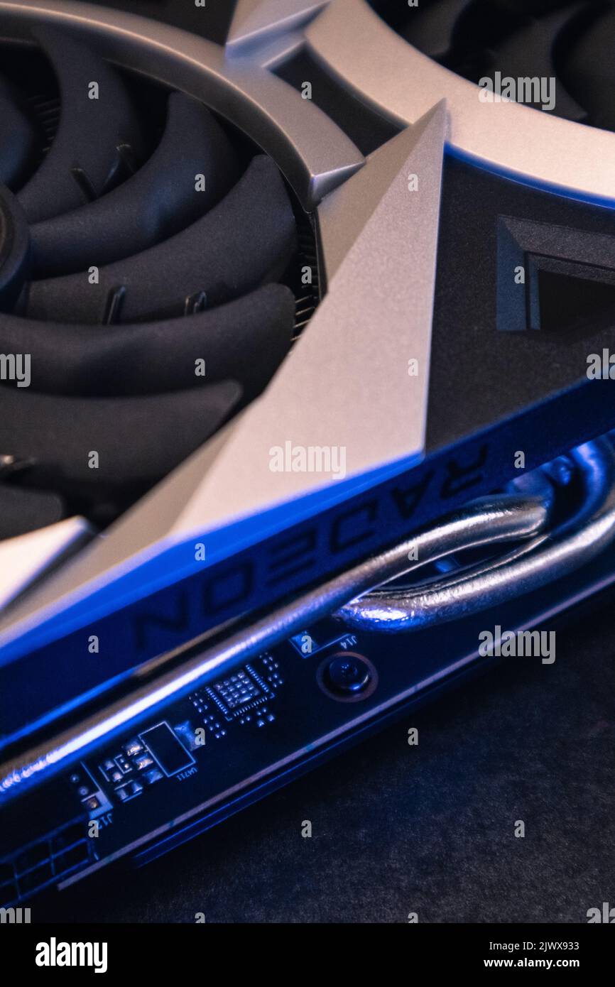 Kiev, Ucraina - 19 agosto 2022: Scheda grafica MSI con chipset AMD Radeon in luce blu, primo piano dei dettagli del PC con focus selettivo Foto Stock