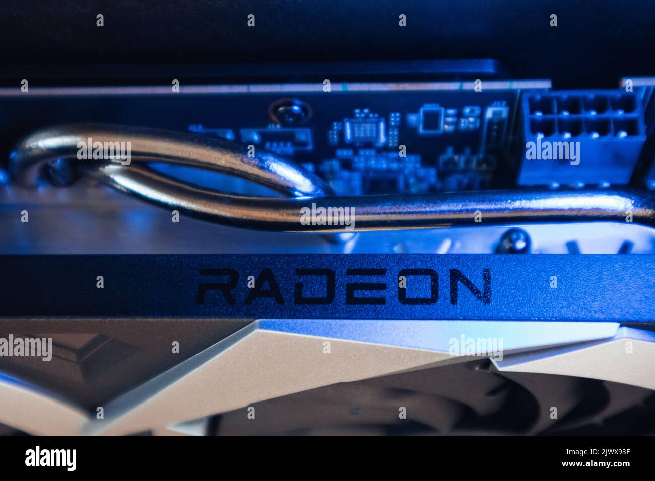 Kiev, Ucraina - 19 agosto 2022: Logo del chipset AMD Radeon sulla scheda grafica MSI MECH 2X in luce blu, dettaglio hardware del PC primo piano con focus selettivo Foto Stock