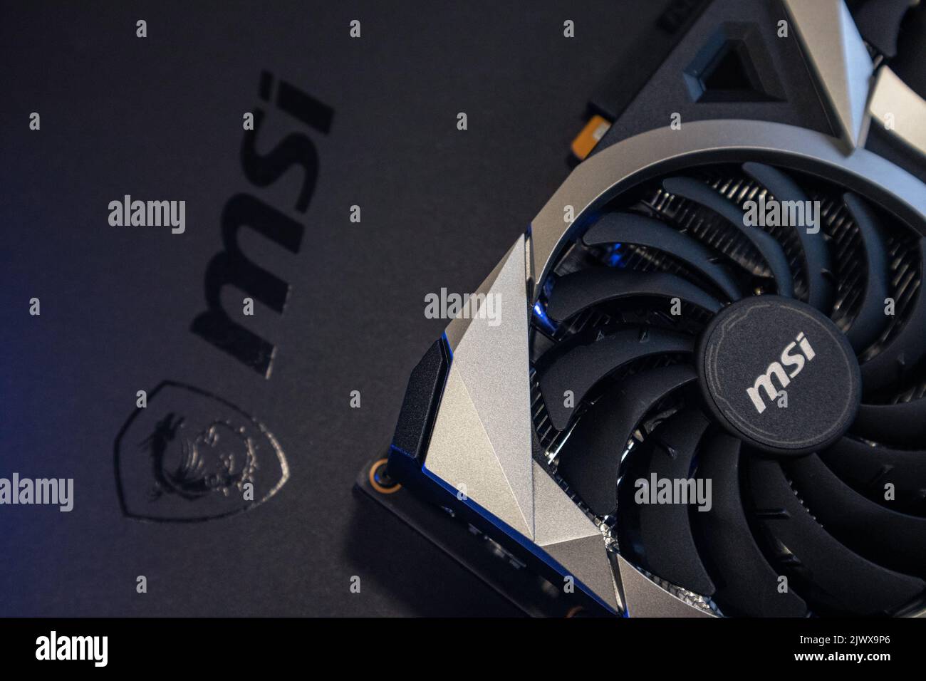 Kiev, Ucraina - 19 agosto 2022: Logo MSI e dettagli della scheda grafica in luce blu, primo piano dell'hardware del PC con focus selettivo Foto Stock