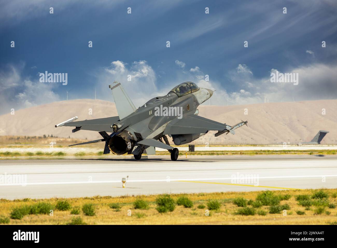 F16 jet da combattimento in posizione di decollo Foto Stock