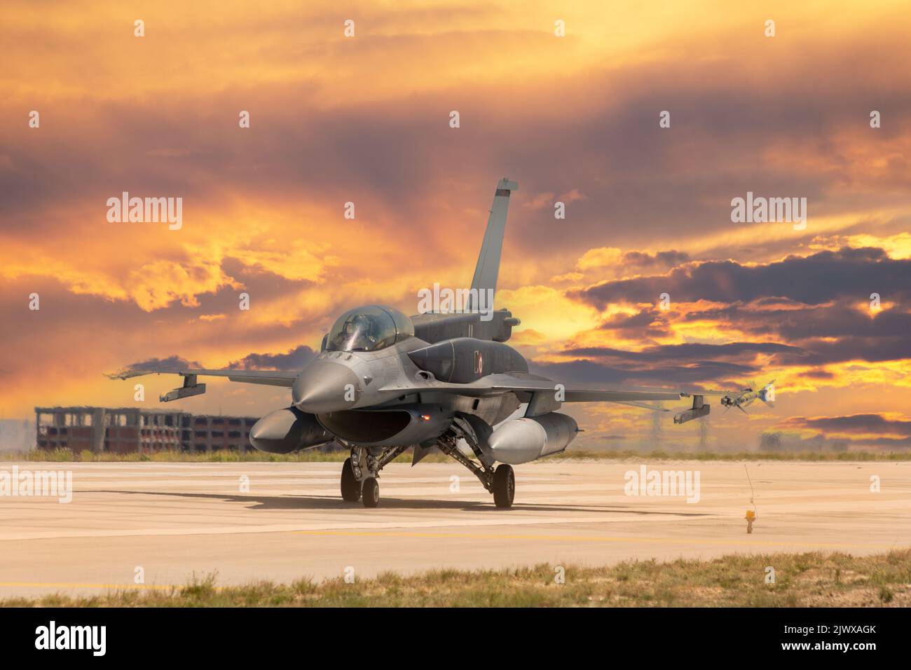 F16 jet da combattimento in posizione tassante in Turchia Foto Stock
