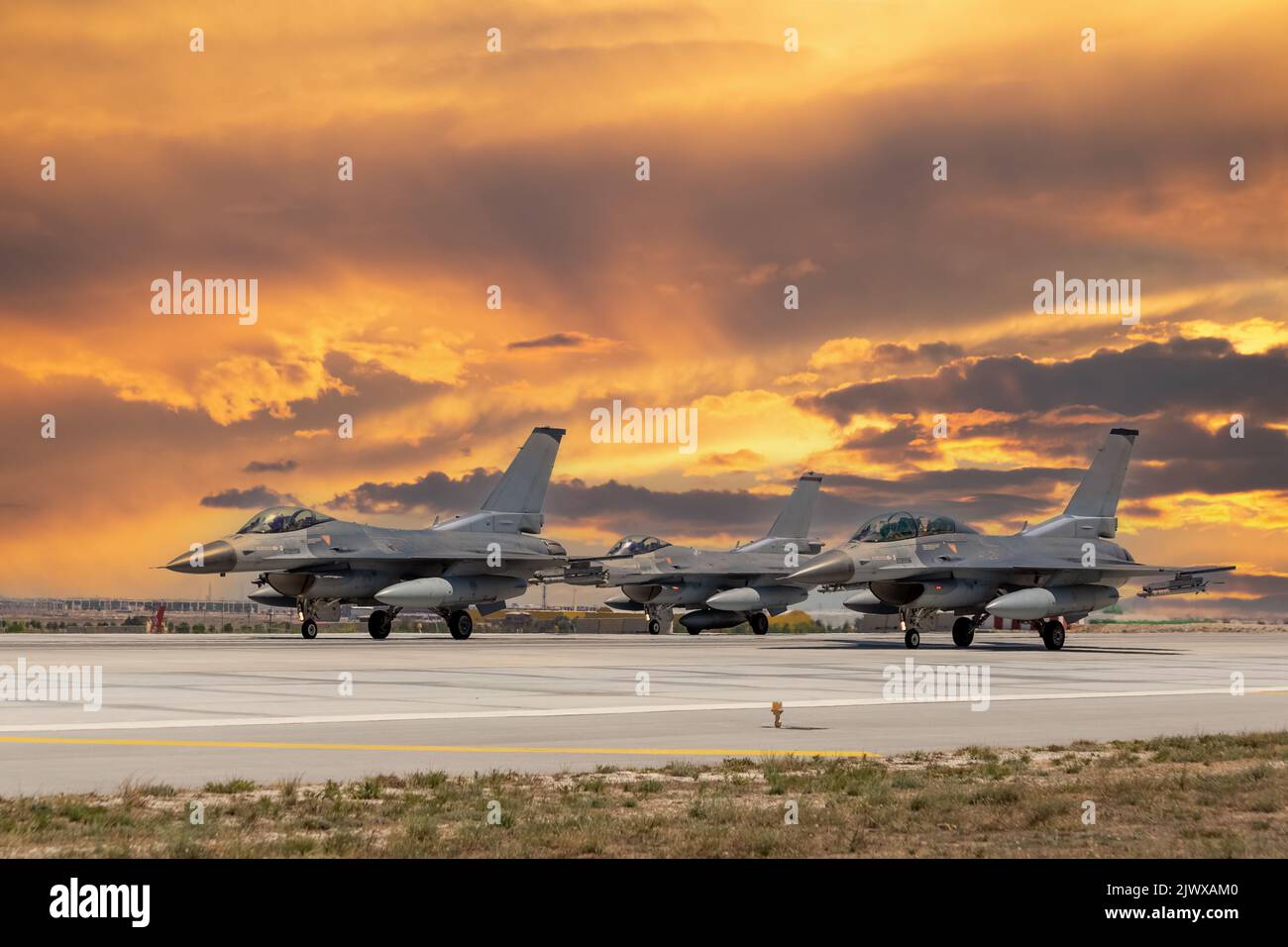 F16 jet da combattimento in posizione tassante in Turchia Foto Stock