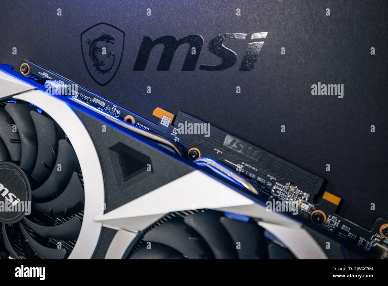 Kiev, Ucraina - 19 agosto 2022: Logo MSI e scheda grafica vista dall'alto in luce blu, primo piano hardware PC con focus selettivo Foto Stock