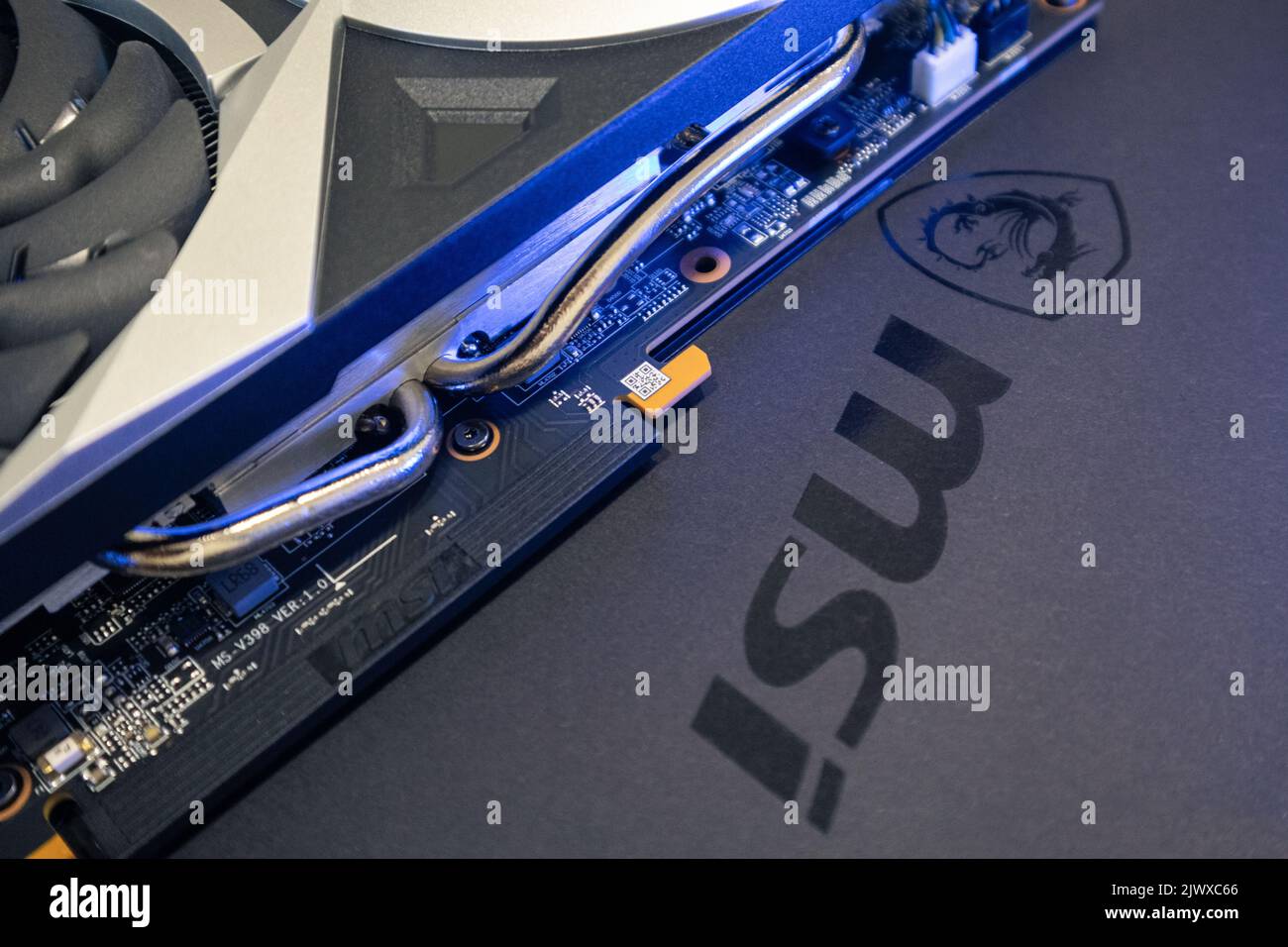 Kiev, Ucraina - 19 agosto 2022: Logo MSI e dettagli della scheda grafica in luce blu, primo piano dell'hardware del PC con focus selettivo Foto Stock