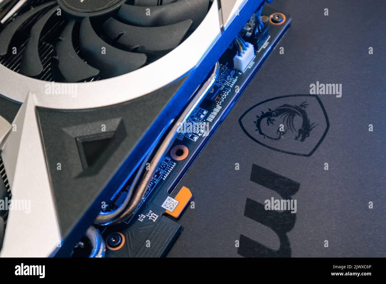 Kiev, Ucraina - 19 agosto 2022: Logo MSI e dettagli delle parti della scheda grafica in luce blu, primo piano dell'hardware del PC con focus selettivo Foto Stock