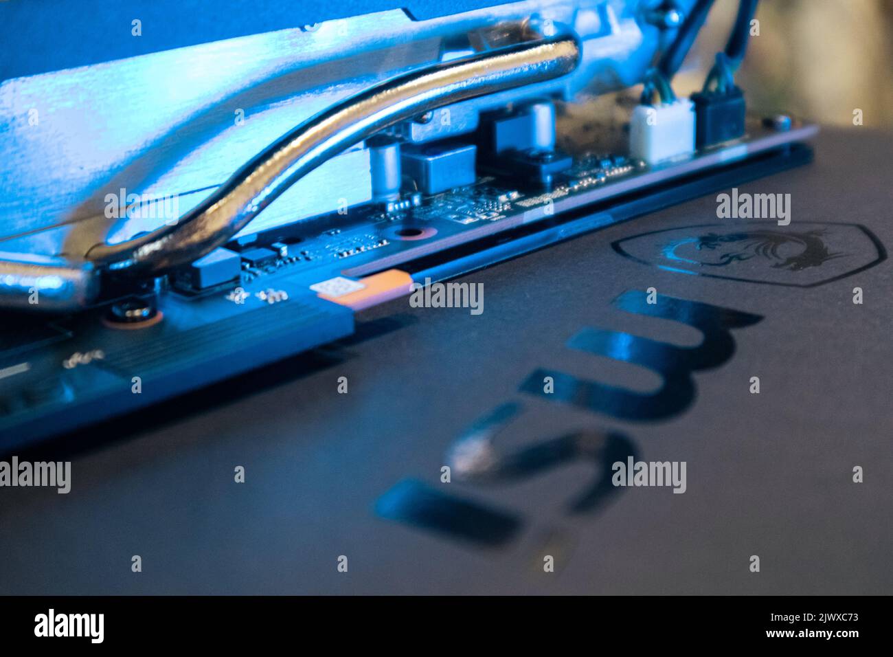Kiev, Ucraina - 19 agosto 2022: Logo MSI e dettagli del sistema di raffreddamento della scheda grafica in luce blu, primo piano dell'hardware del computer con attenzione selettiva Foto Stock