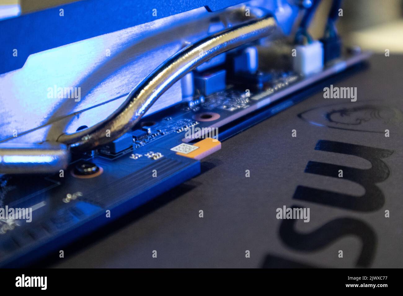 Kiev, Ucraina - 19 agosto 2022: Logo MSI e dettagli del sistema di raffreddamento della scheda grafica in luce blu, primo piano dell'hardware del PC con focalizzazione selettiva Foto Stock