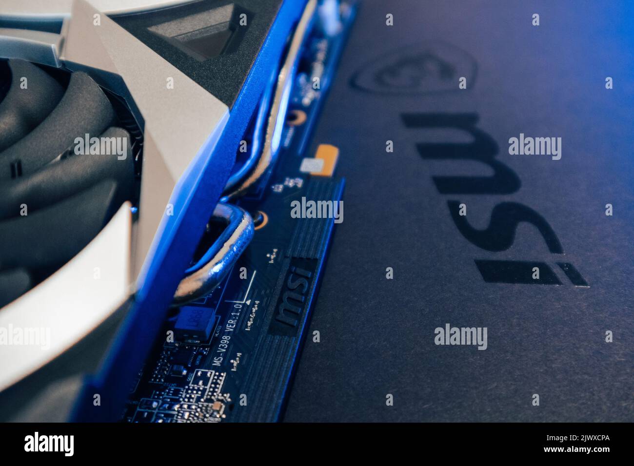 Kiev, Ucraina - 19 agosto 2022: Logo MSI e dettagli della piastra di connessione della scheda grafica in luce blu, primo piano dell'hardware del computer con focus selettivo Foto Stock