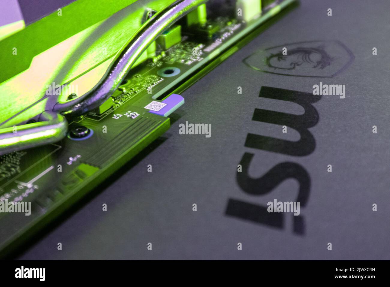 Kiev, Ucraina - 19 agosto 2022: Logo MSI e dettagli del sistema di raffreddamento della scheda grafica in luce verde, primo piano dell'hardware del PC con focalizzazione selettiva Foto Stock
