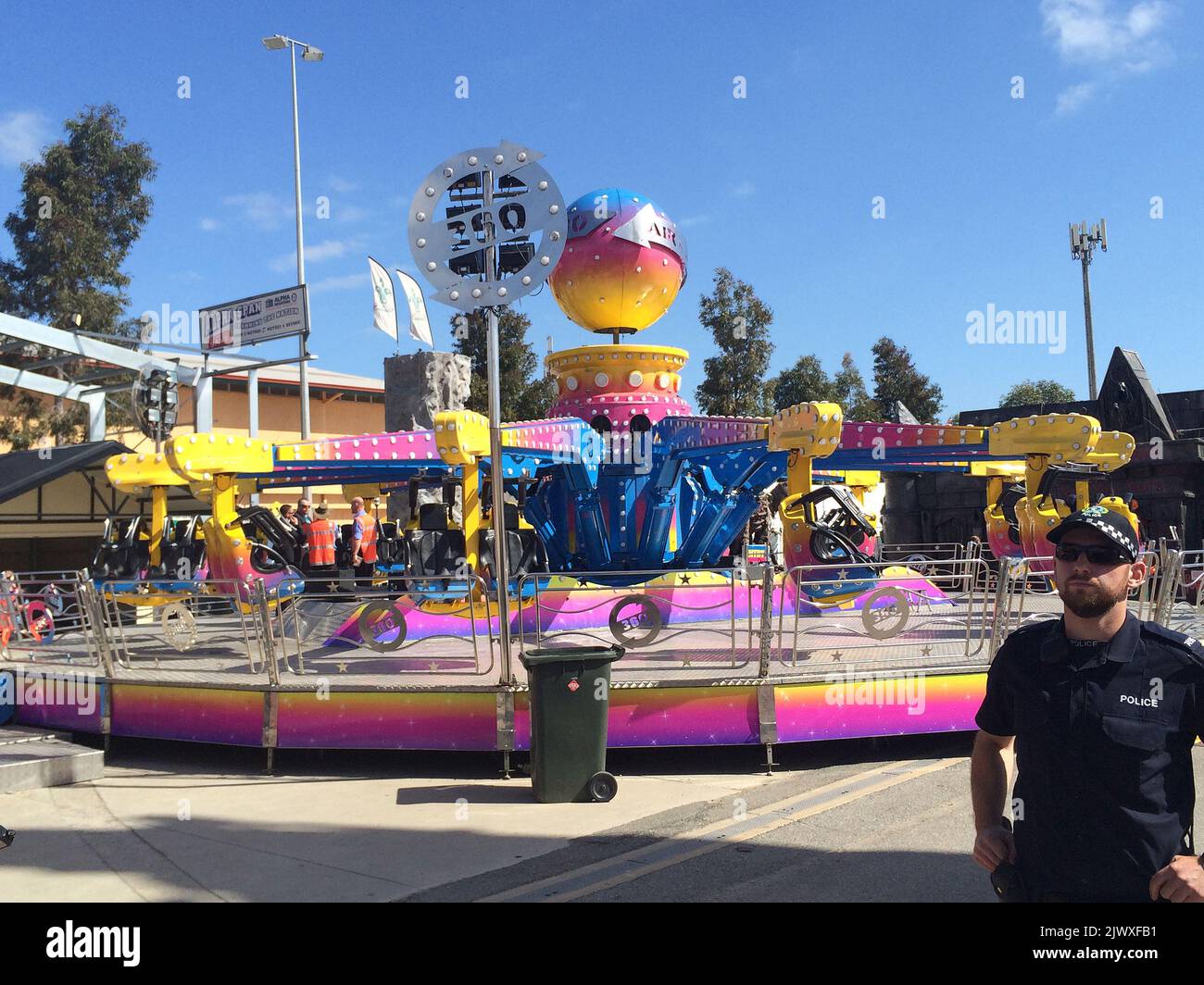 Guardia di polizia la corsa Airmaxx 360 dove una ragazza di otto anni è capita di essere caduto dal Royal Adelaide Show di Adelaide, Venerdì, 12 settembre 2014. La ragazza, che è in una condizione critica in ospedale, è stata scagliata dal giro di Airmaxx 360 circa 12,25pm il venerdì. (Immagine AAP/Michael Ramsey) Foto Stock