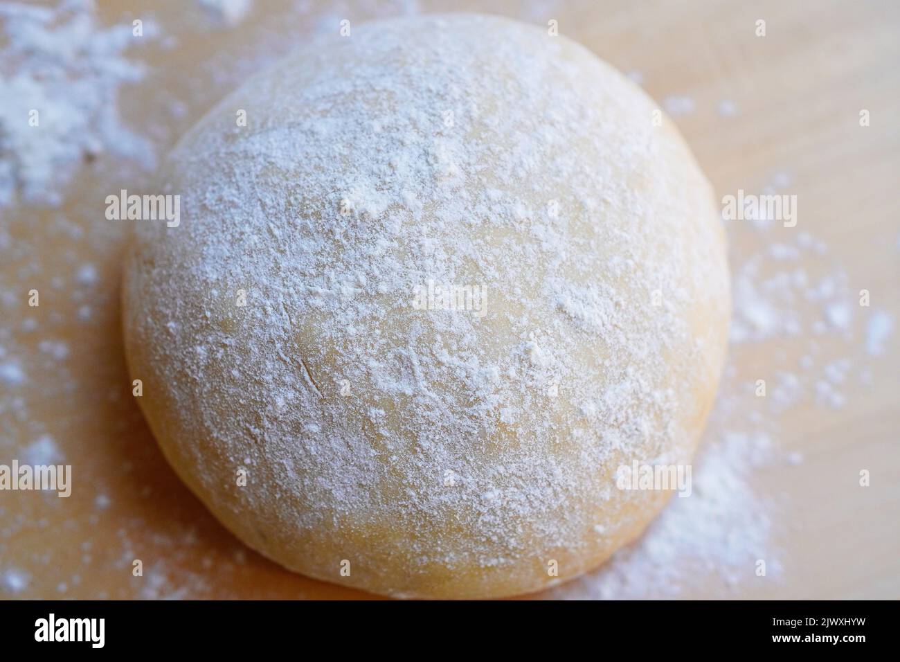 Pasta di pane su sfondo di legno Foto Stock