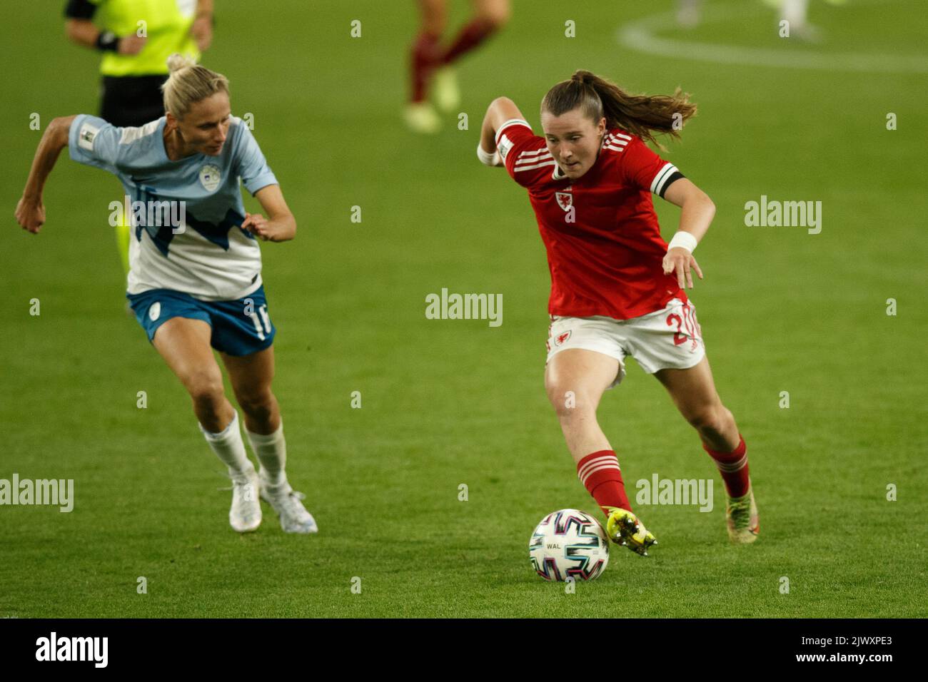 Cardiff, Regno Unito. 6th Set, 2022. Carrie Jones del Galles durante il Wales contro Slovenia Women's World Cup Qualification match. Credit: Gruffydd Thomas/Alamy Live News Foto Stock