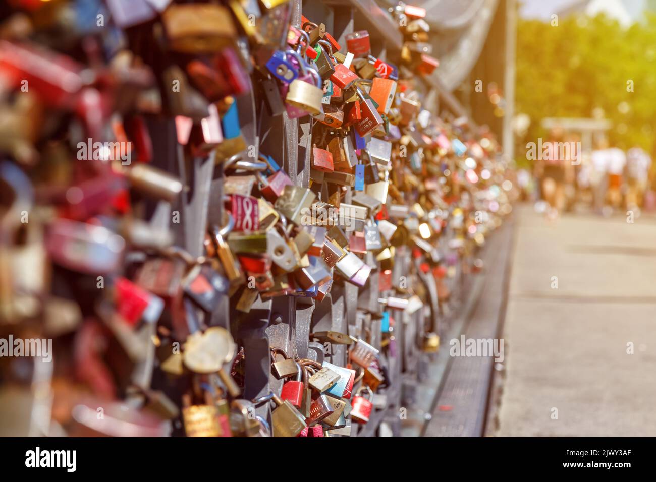 L'amore di Francoforte si blocca sul simbolo del ponte Eiserner Steg in Germania Foto Stock