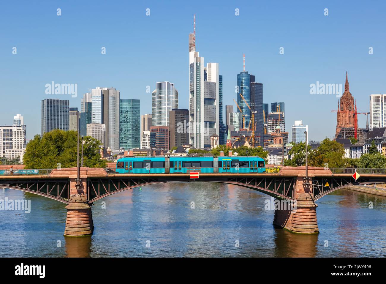 Skyline di Francoforte con il fiume meno e tram sulla città di Ignatz Bubis Bridge viaggio in Germania Foto Stock