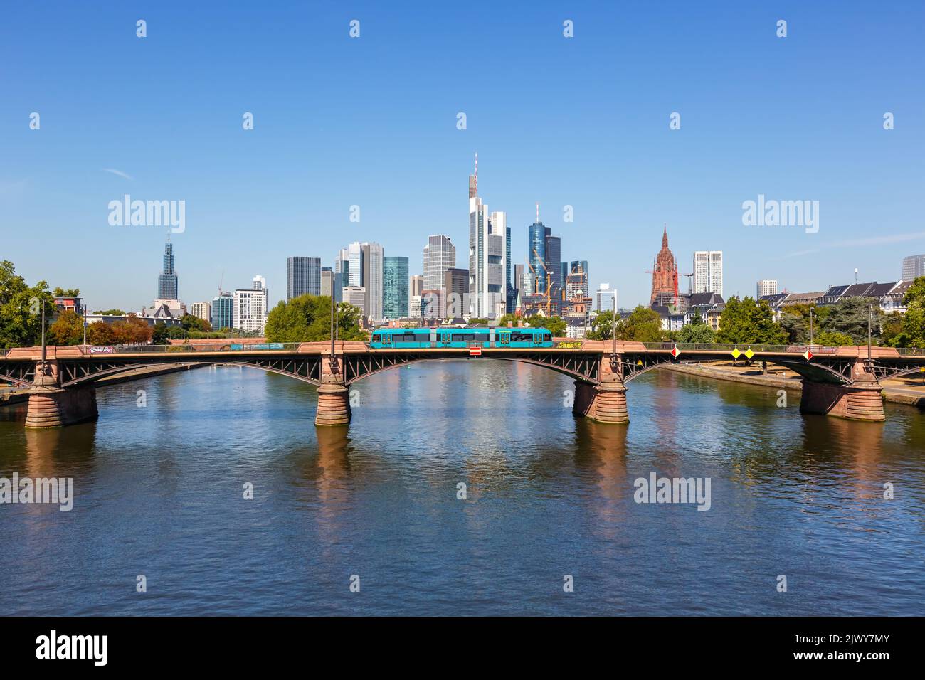 Skyline di Francoforte con il fiume meno e tram sul ponte Ignatz Bubis viaggio in Germania Foto Stock
