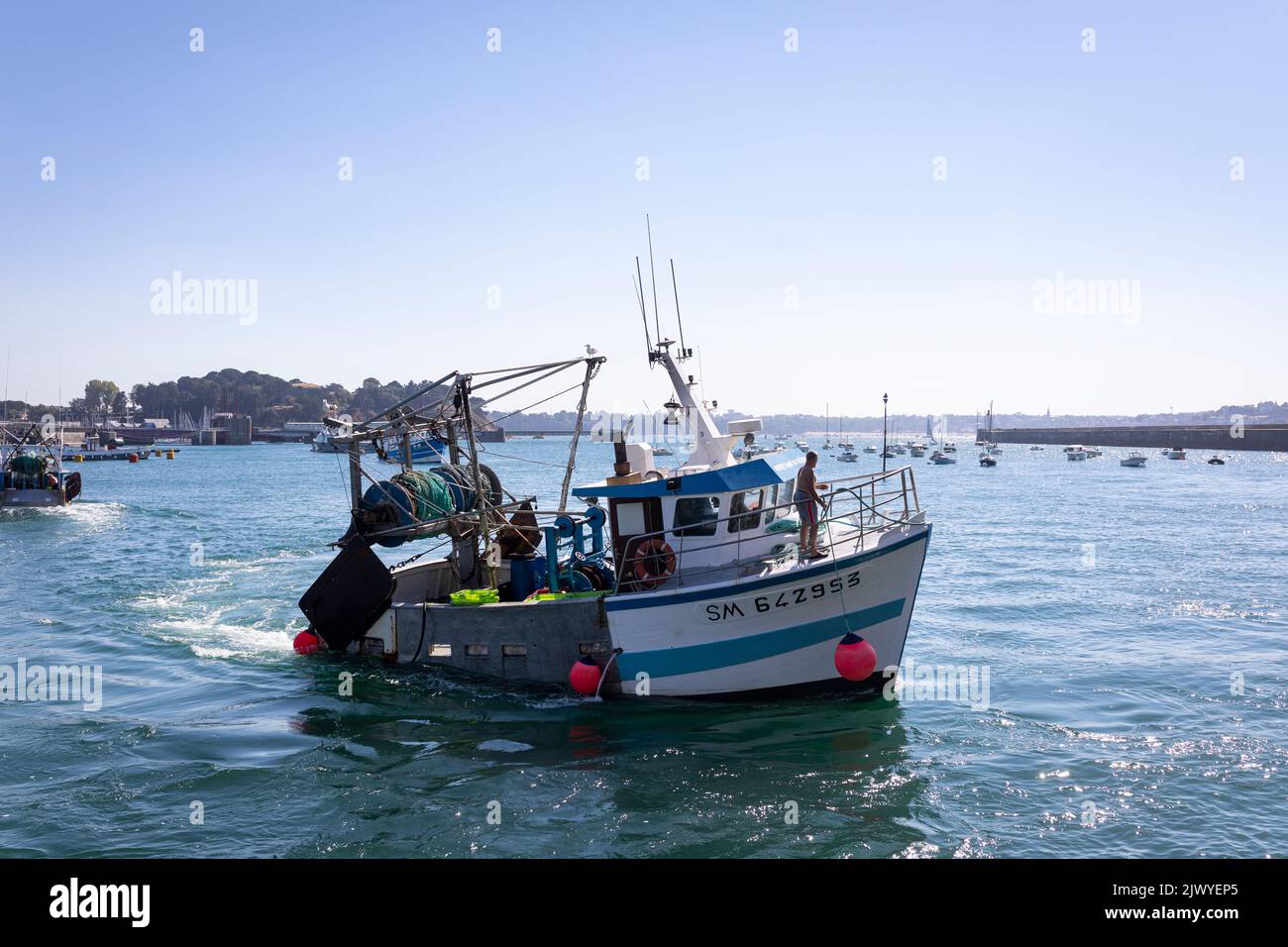 Barche da pesca di ritorno al porto di Saint-Malo, Bretagna, Francia Foto Stock