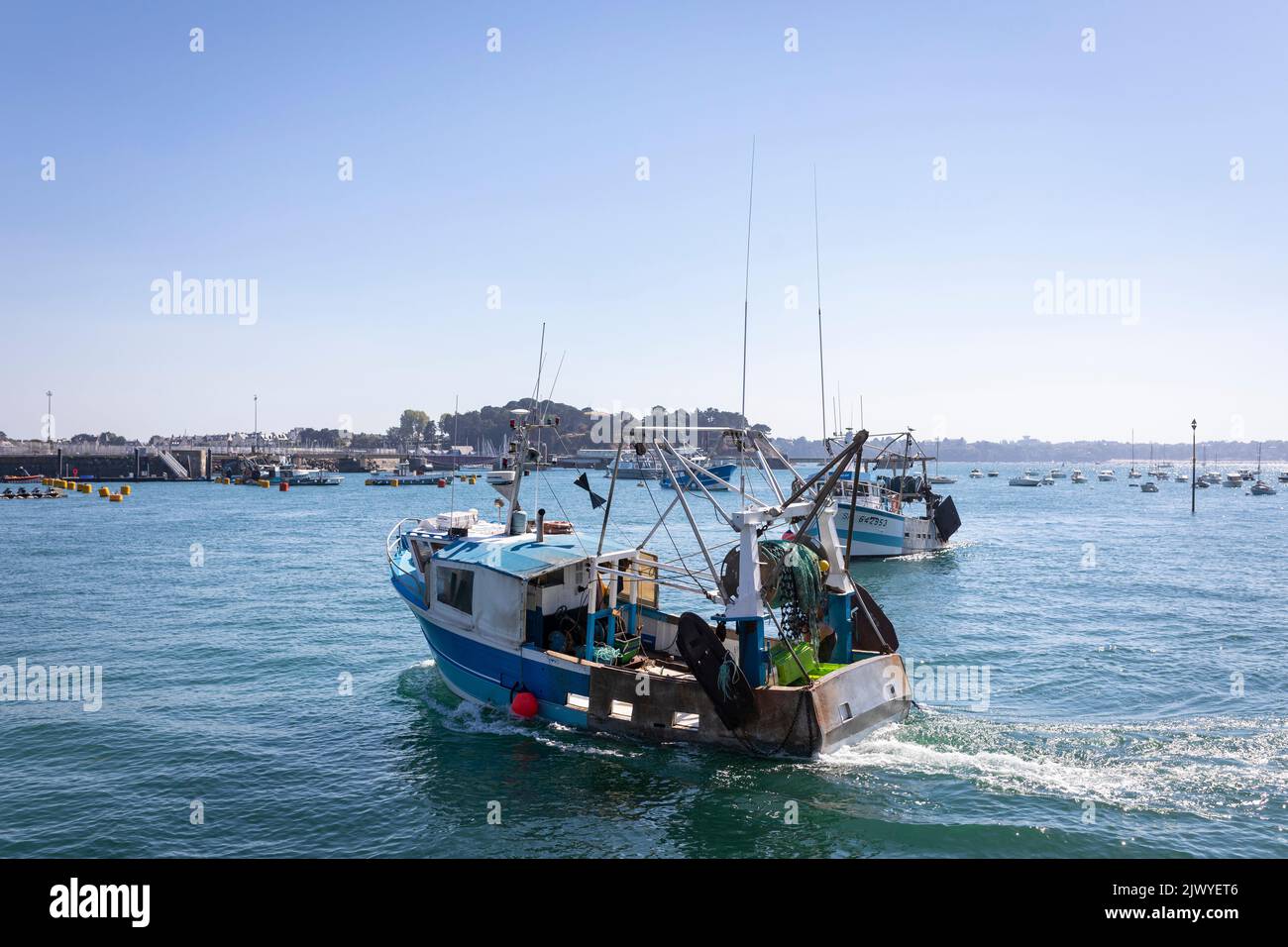Barche da pesca di ritorno al porto di Saint-Malo, Bretagna, Francia Foto Stock