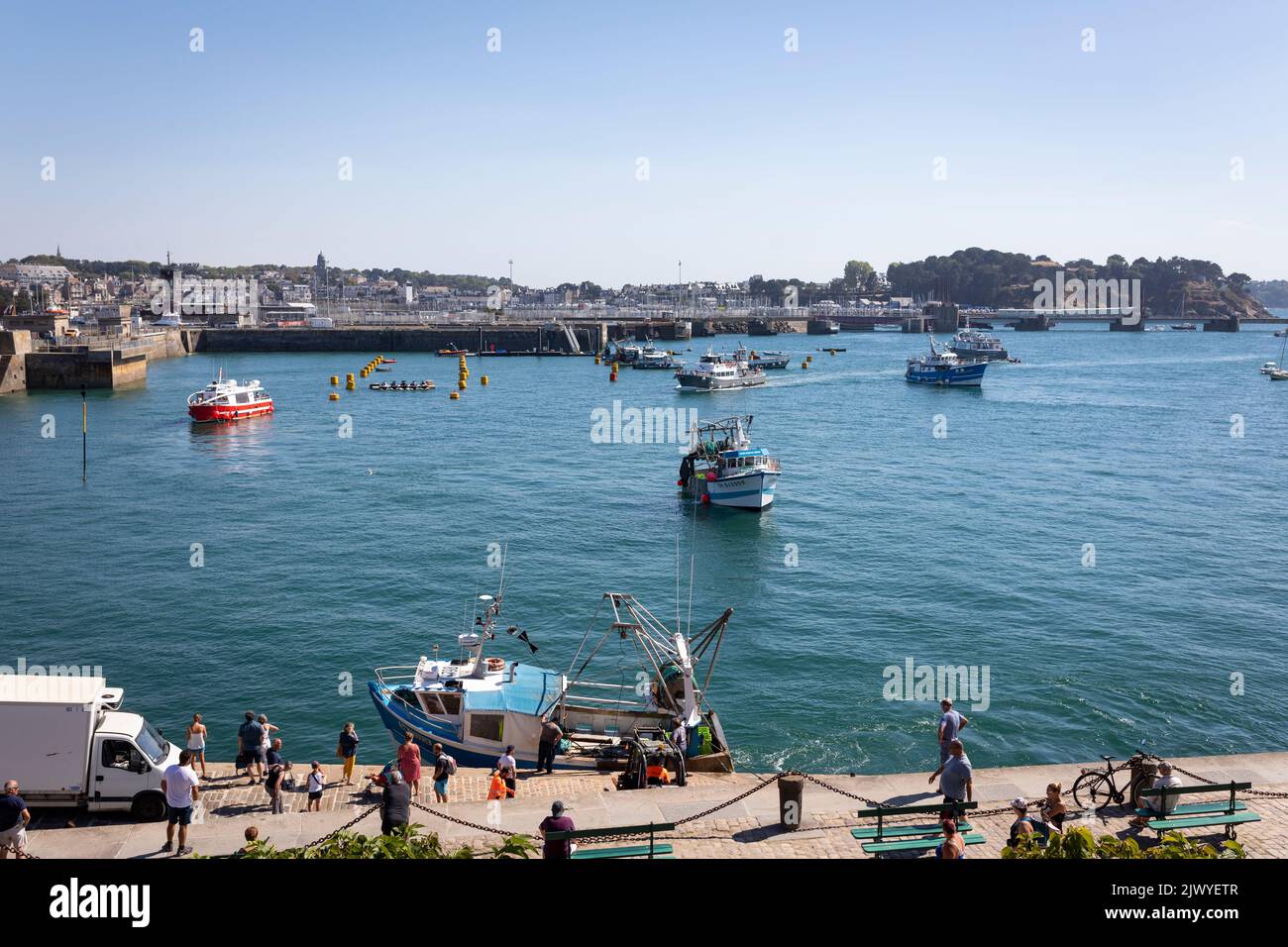 Peschereccio che scarica la cattura al porto di Saint-Malo, Francia Foto Stock