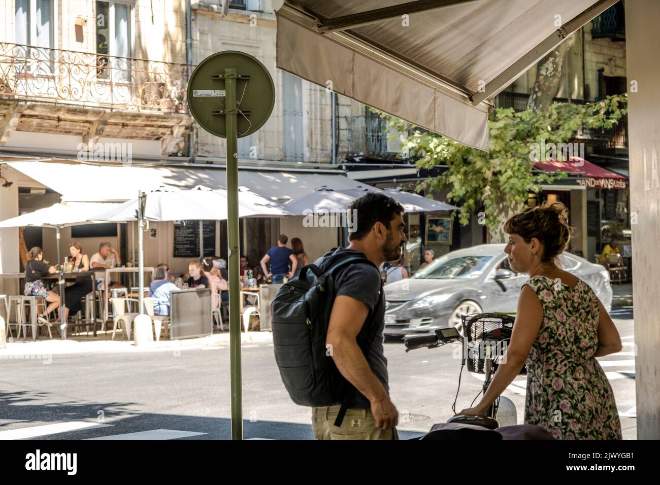 Persone che camminano per le strade nel centro di Uzes, Francia Foto Stock