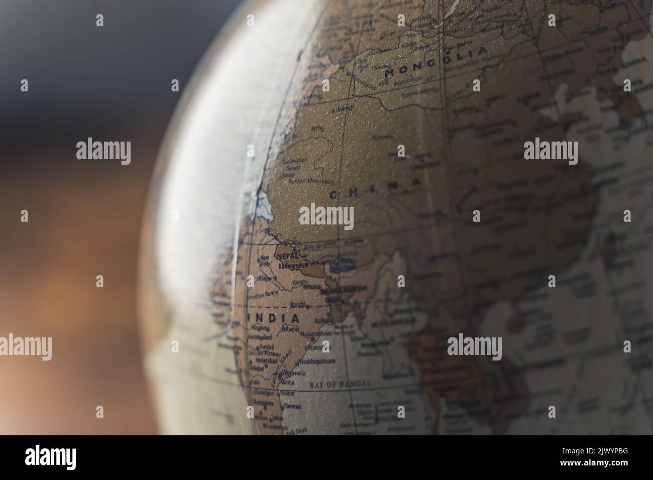 Primo piano di Mongolia, Cina e India su un globo geografico rotante. Modello di messa a terra su un supporto. Foto di alta qualità Foto Stock