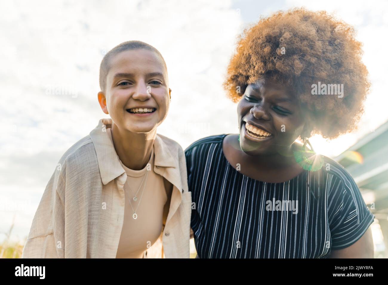 Stretta amicizia interracial. Felici ragazze di razza mista sorridenti e abbraccianti. Valore delle diverse culture, riducendo gli stereotipi razziali. Foto di alta qualità Foto Stock